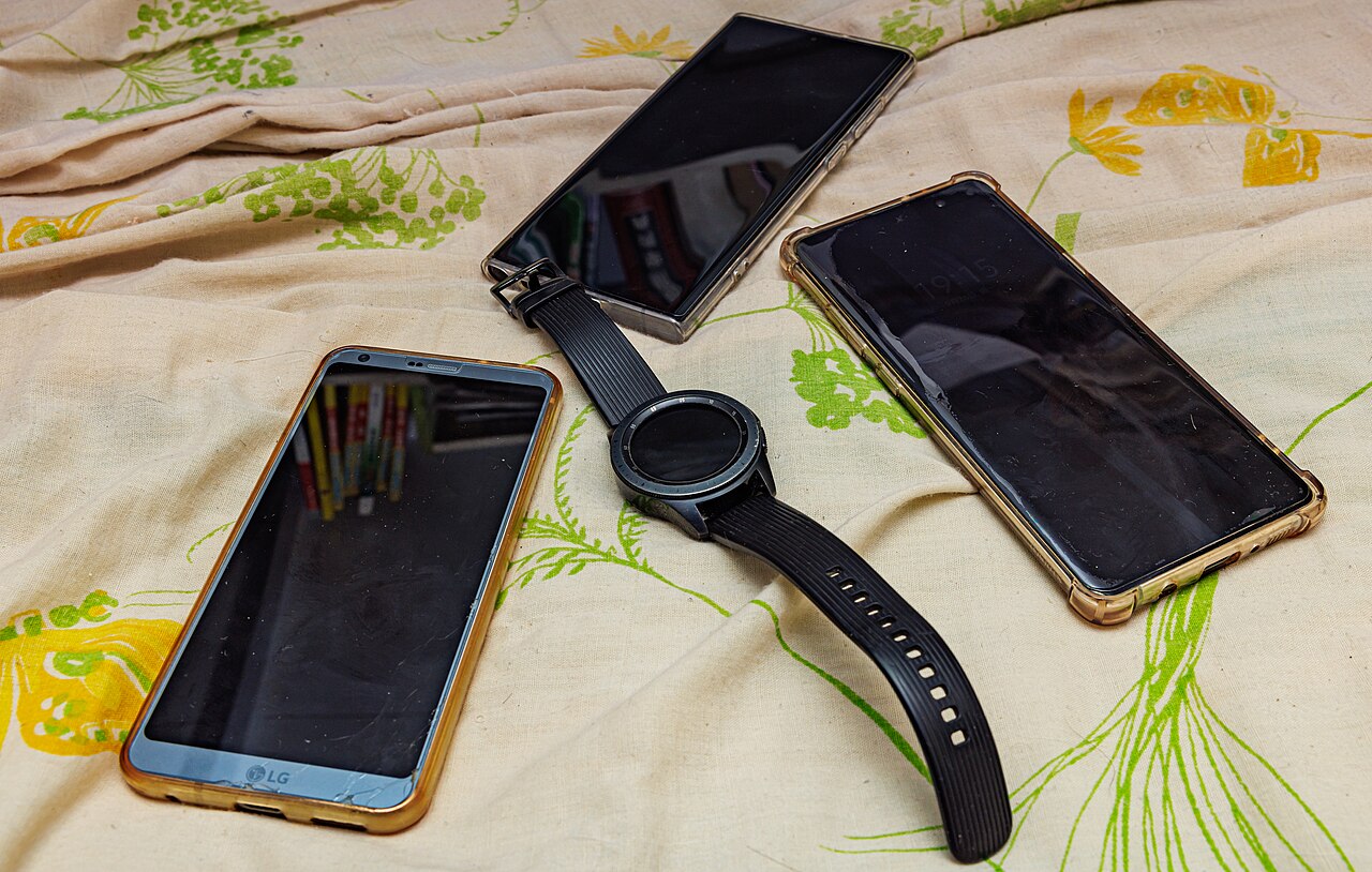 삼성전자 관련 실사 또는 그래픽 이미지: LG G6, SAMSUNG Galaxy S22 Ultra, SAMSUNG Galaxy S10 5G, SAMSUNG Galaxy Watch