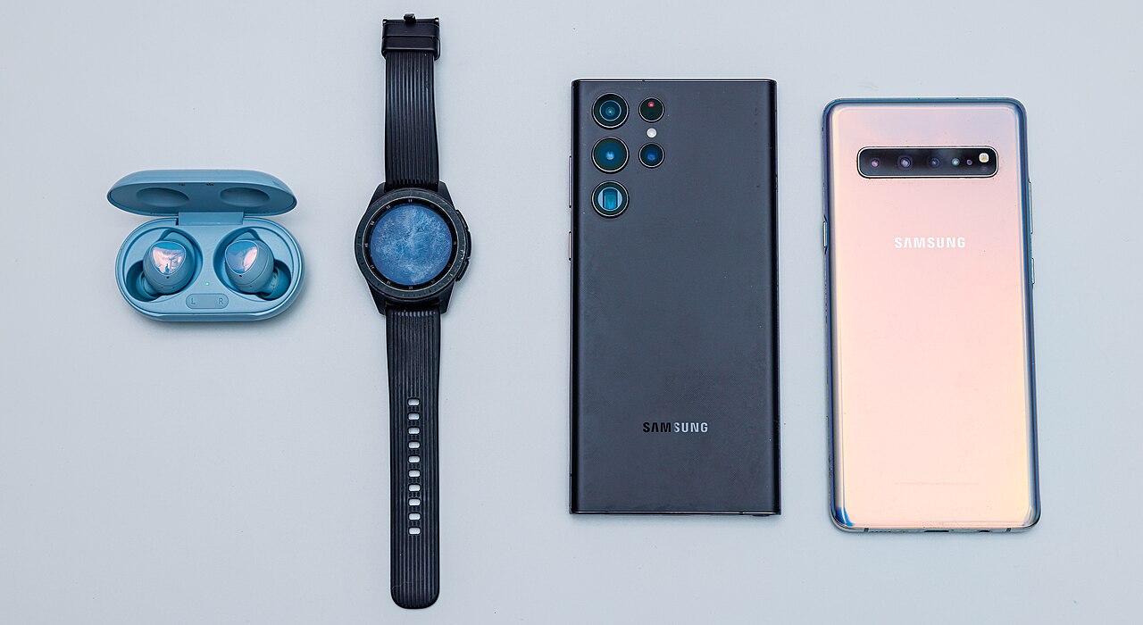 삼성전자 관련 실사 또는 그래픽 이미지: SAMSUNG Galaxy Buds+, SAMSUNG Galaxy Watch, SAMSUNG Galaxy S22 Ultra, SAMSUNG Ga