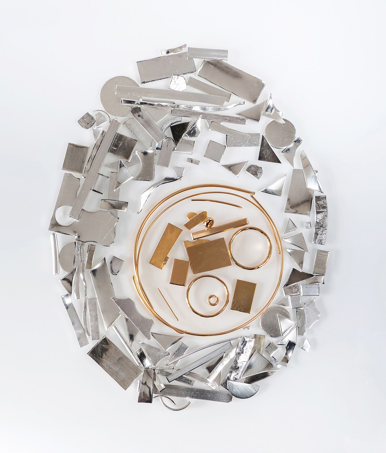 금 관련 실사 또는 그래픽 이미지: Silver and gold scrap metal