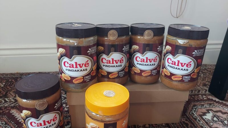 땅콩버터 관련 실사 또는 그래픽 이미지: Jars of Calvé peanut butter