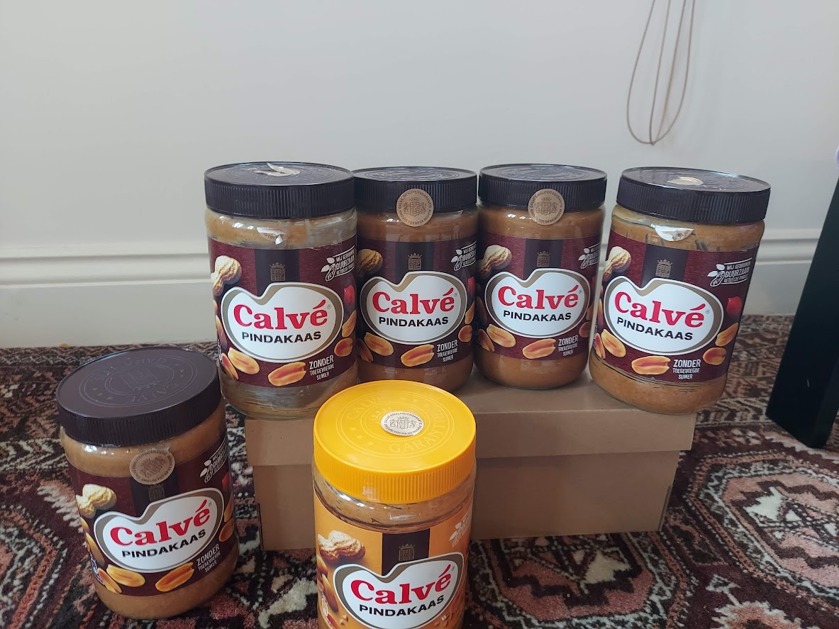 땅콩버터 관련 실사 또는 그래픽 이미지: Jars of Calvé peanut butter