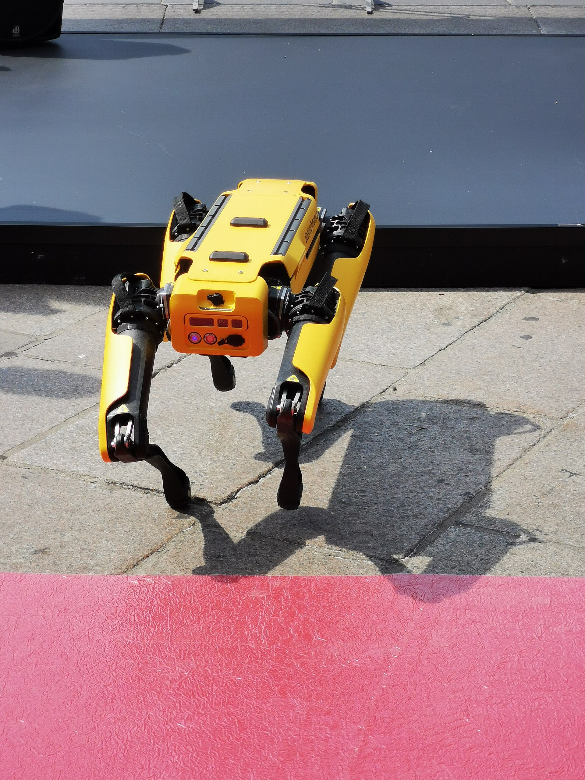 보스턴다이내믹스 트렌드와 관련된 Boston Dynamics Spot in Milano Monza Open-Air Motor Show 2022.
