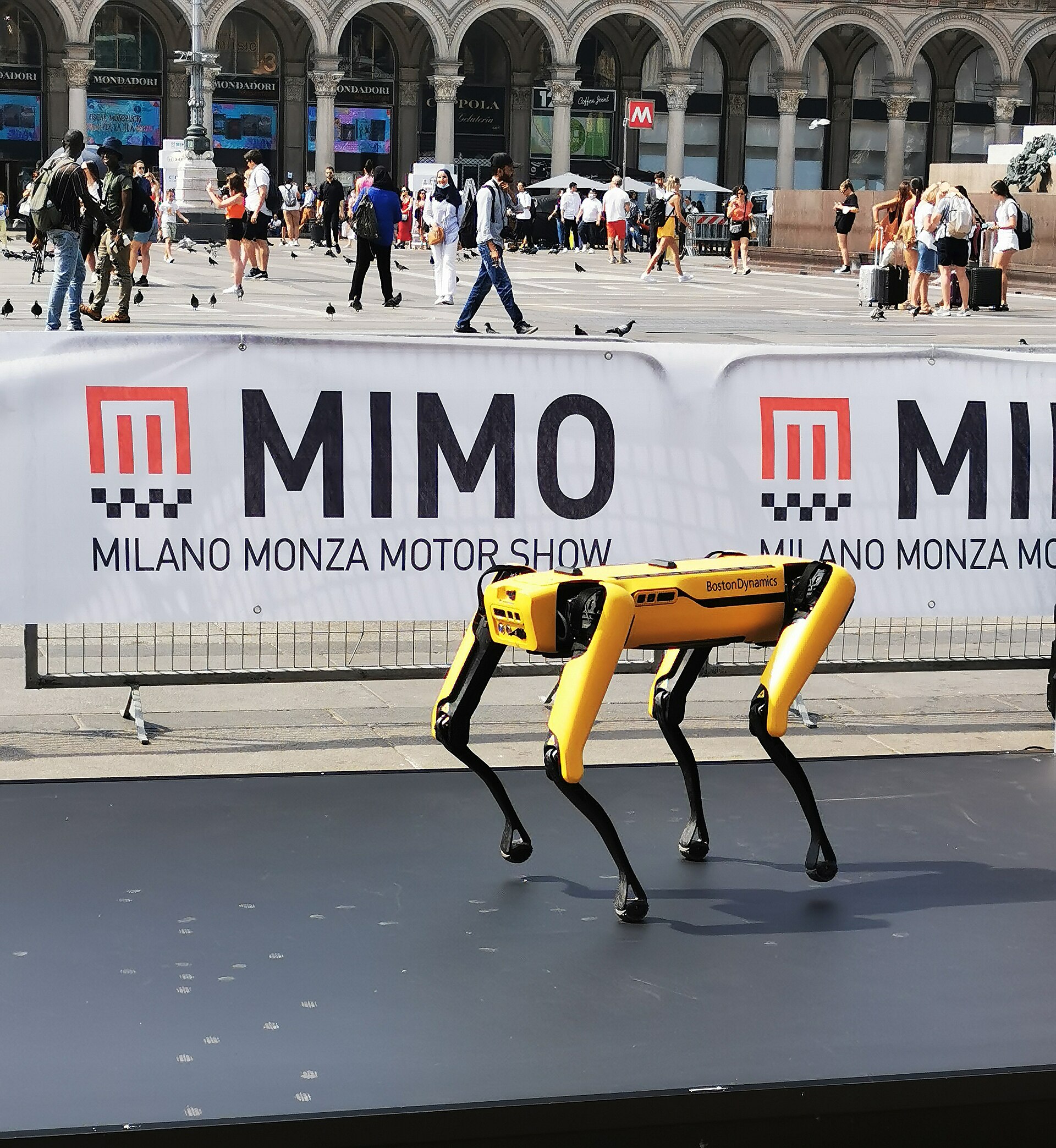 보스턴다이내믹스 트렌드와 관련된 Boston Dynamics Spot in Milano Monza Open-Air Motor Show 2022.