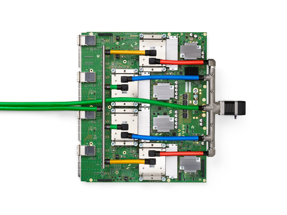 캠브리콘 트렌드와 관련된 TPU v4 패키지와 HBM 스택을 보여주는 AI 가속기 보드