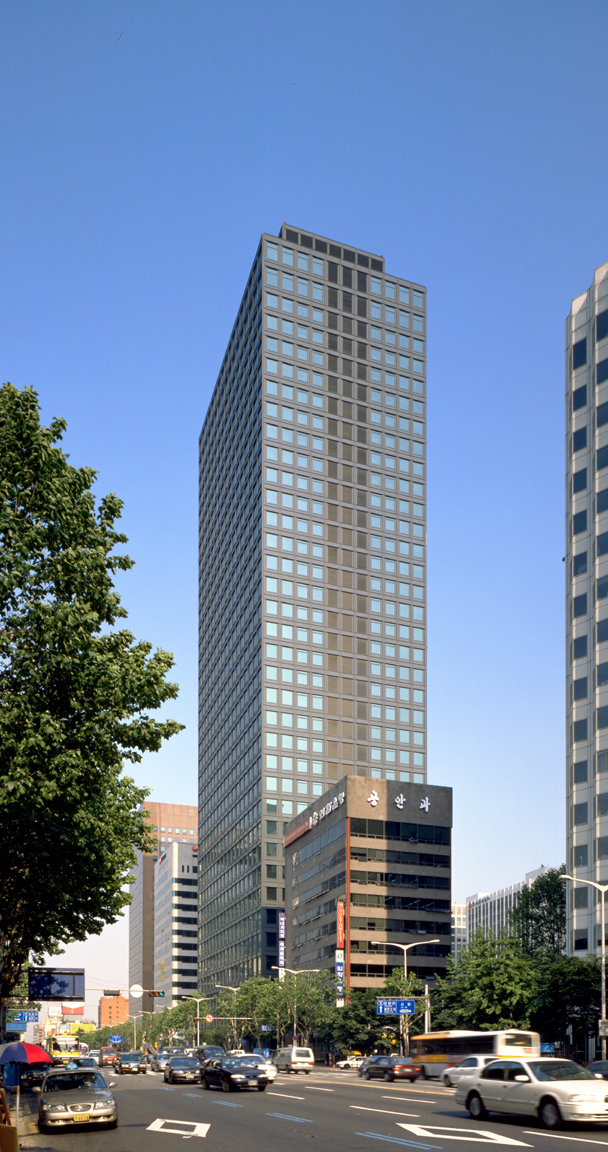 최태원 이슈를 설명하는 SK Corporation 빌딩 전경