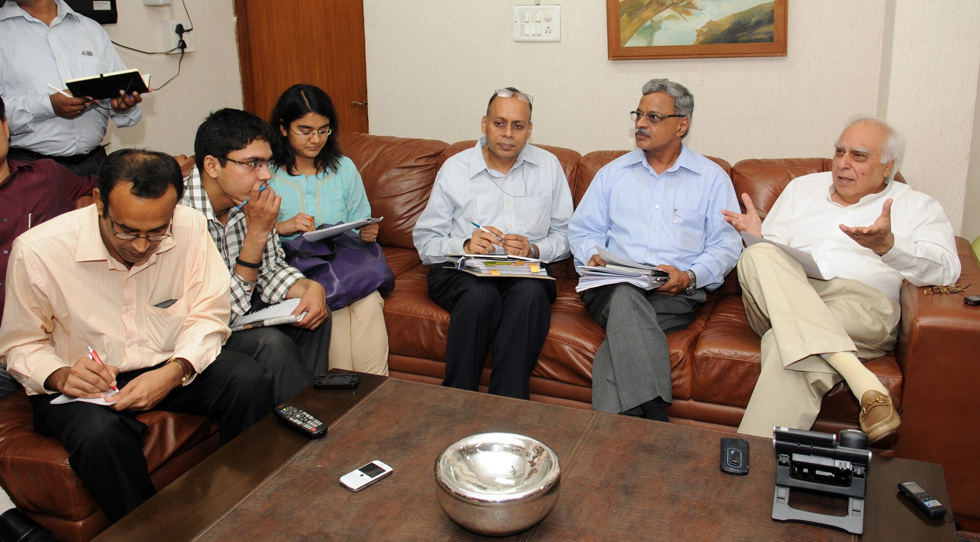 파운드리 트렌드와 관련된 The Union Minister for Communications & Information Technology and Law & Justice, Shri Kapil Sibal interacting with the journalists on the Union Cabinet’s in-principle approval for