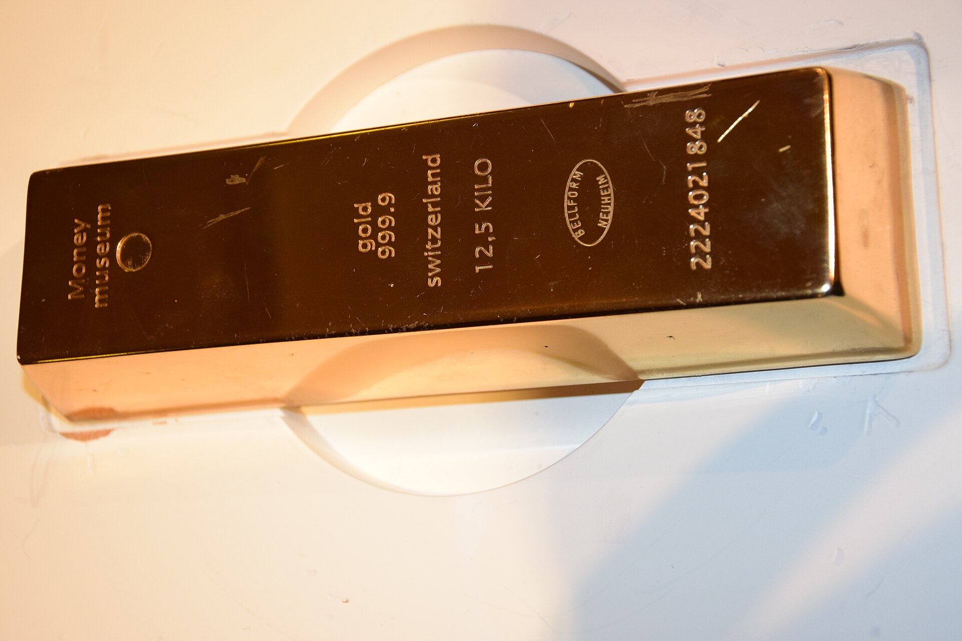 금값 트렌드와 관련된 Bullion Gold bar at Swiss Money Museum in Zürich