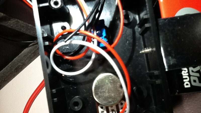 LG이노텍 트렌드와 관련된 No sooner had I finished the chipamp and tested it successfully, than it immediately stopped working. This was the culprit: the black wire in the foreground broke off the solder jo