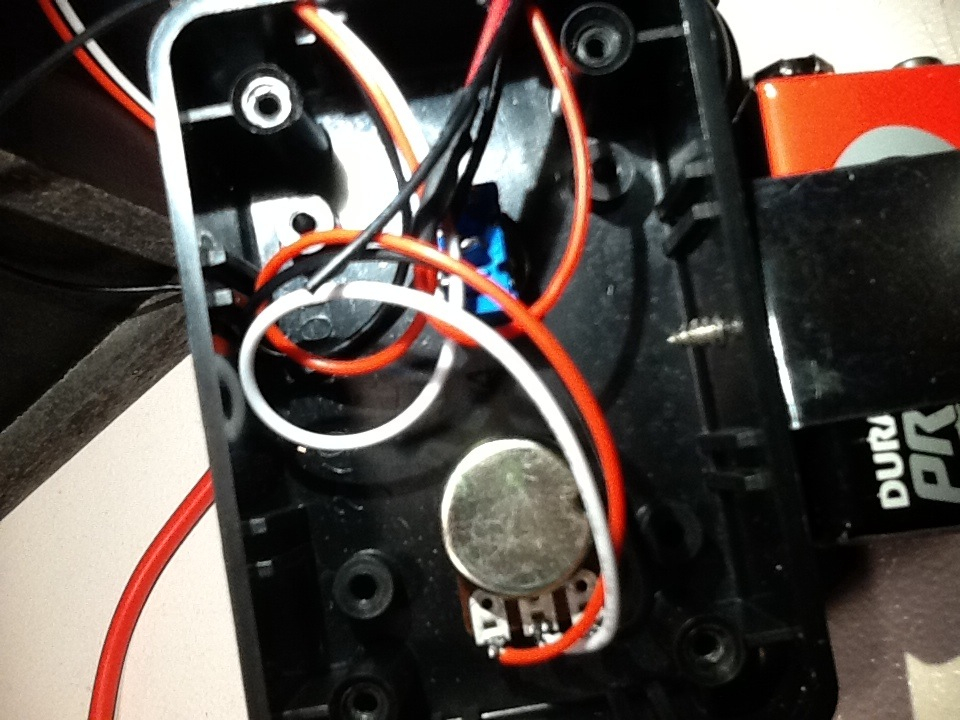 LG이노텍 트렌드와 관련된 No sooner had I finished the chipamp and tested it successfully, than it immediately stopped working. This was the culprit: the black wire in the foreground broke off the solder jo