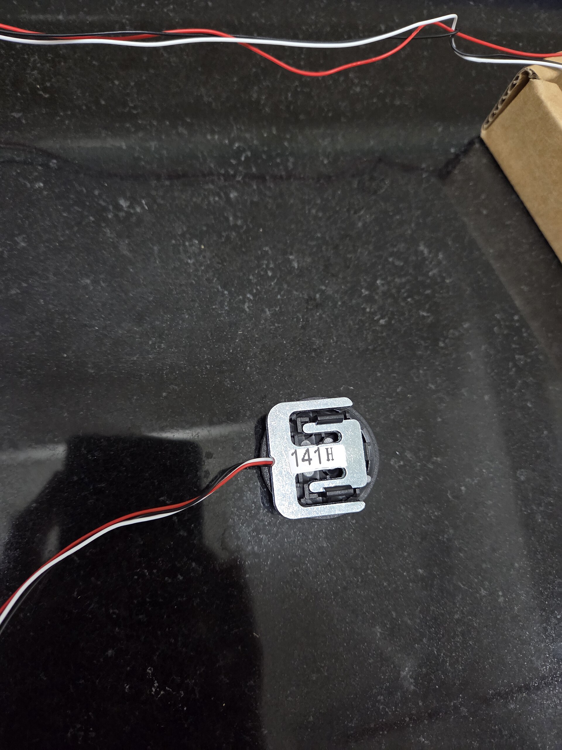 LG이노텍 트렌드와 관련된 A close-up view of a load cell strain-gauge module removed from a digital weighing scale.
This component detects force by measuring minute deformations in the metal plate, which ar