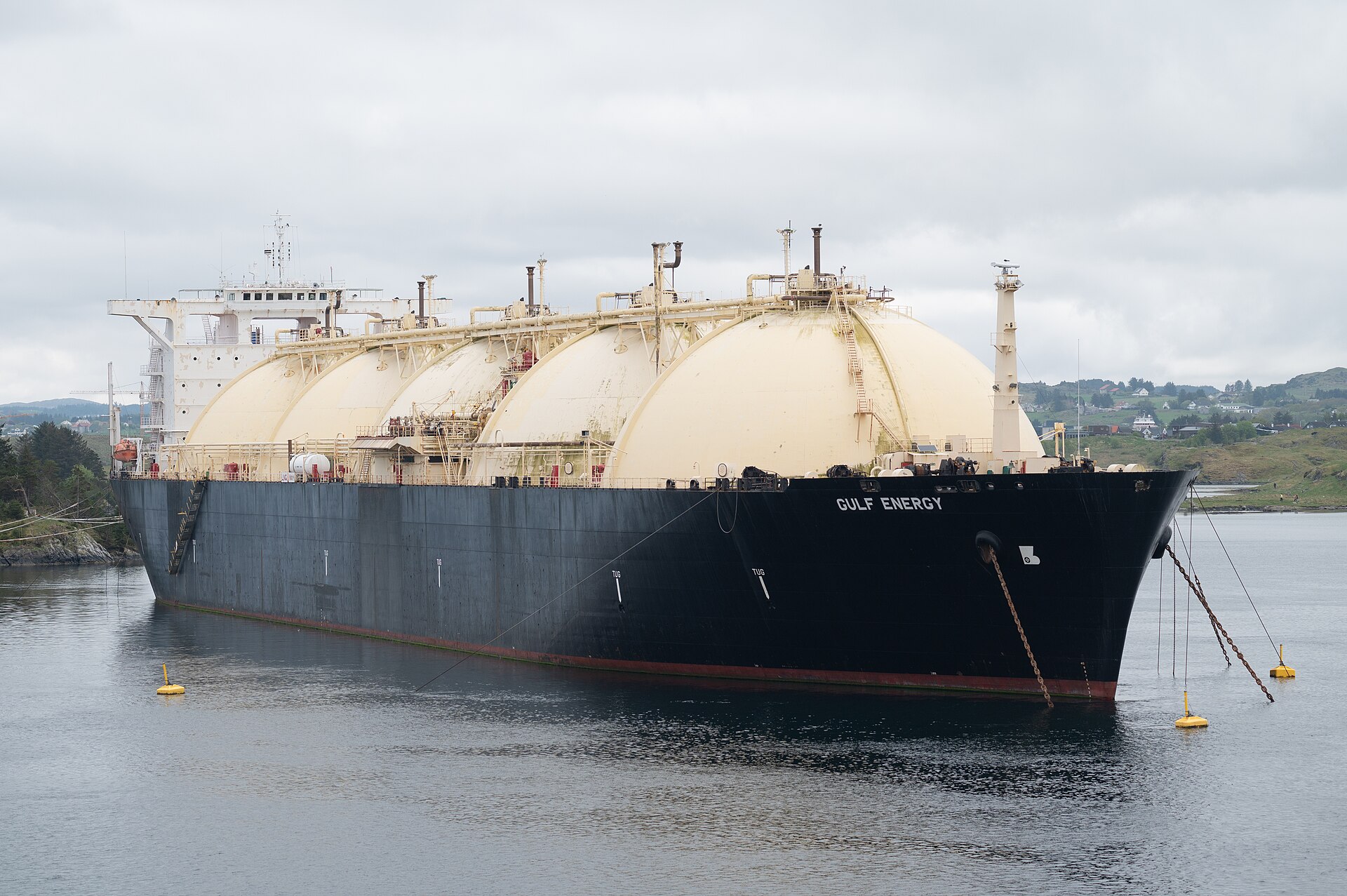 lng선 트렌드와 관련된 LNG tanker, GULF ENERGY - IMO 7390143, at anchor in the Karmsundet strait beside Bukkøy Island. Haugesund, Rogaland county, Norway. on May 20, 2023. While this tanker is being main
