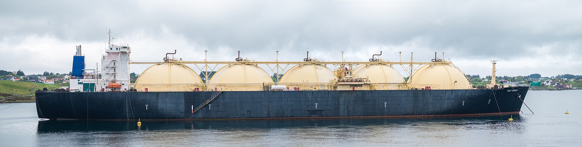 lng선 트렌드와 관련된 LNG tanker, GULF ENERGY - IMO 7390143, at anchor in the Karmsundet strait beside Bukkøy Island. Haugesund, Rogaland county, Norway. on May 20, 2023. While this tanker is being main