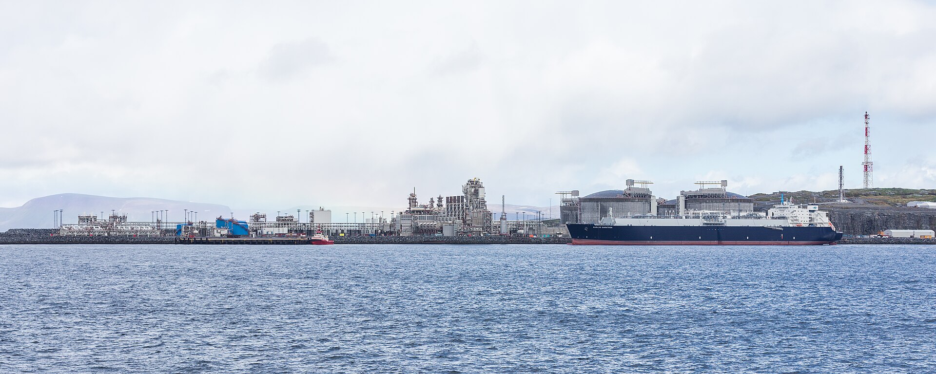 액화천연가스 트렌드와 관련된 Melkøya liquefied natural gas terminal with LNG tanker Gaslog Saratoga