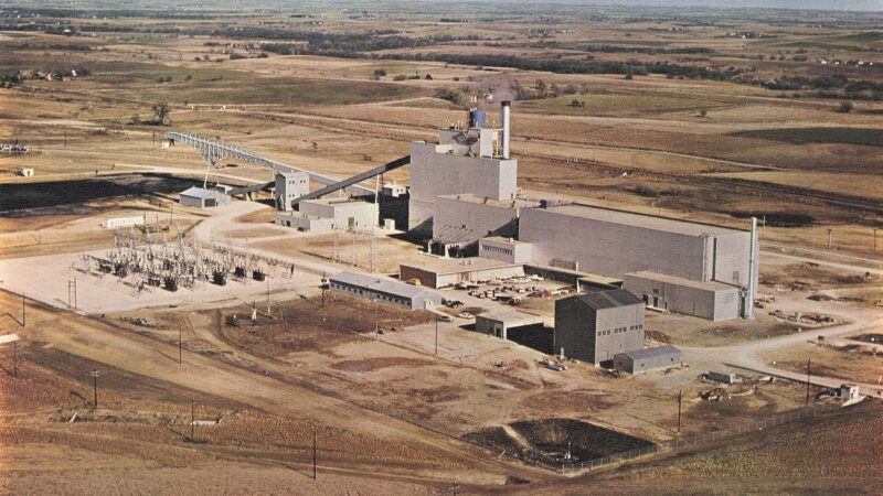 원자로 트렌드와 관련된 Photo of Sheldon Station (left), a coal plant, and Hallam Nuclear Power Station, a sodium-cooled, graphite-moderated nuclear reactor. They shared a common turbine generator set.