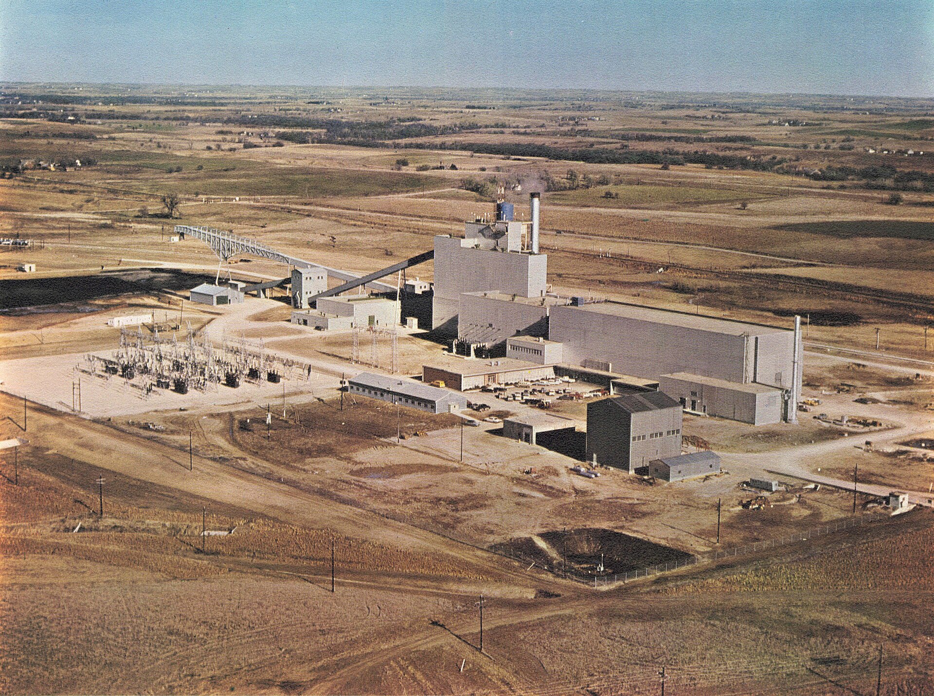 원자로 트렌드와 관련된 Photo of Sheldon Station (left), a coal plant, and Hallam Nuclear Power Station, a sodium-cooled, graphite-moderated nuclear reactor. They shared a common turbine generator set.