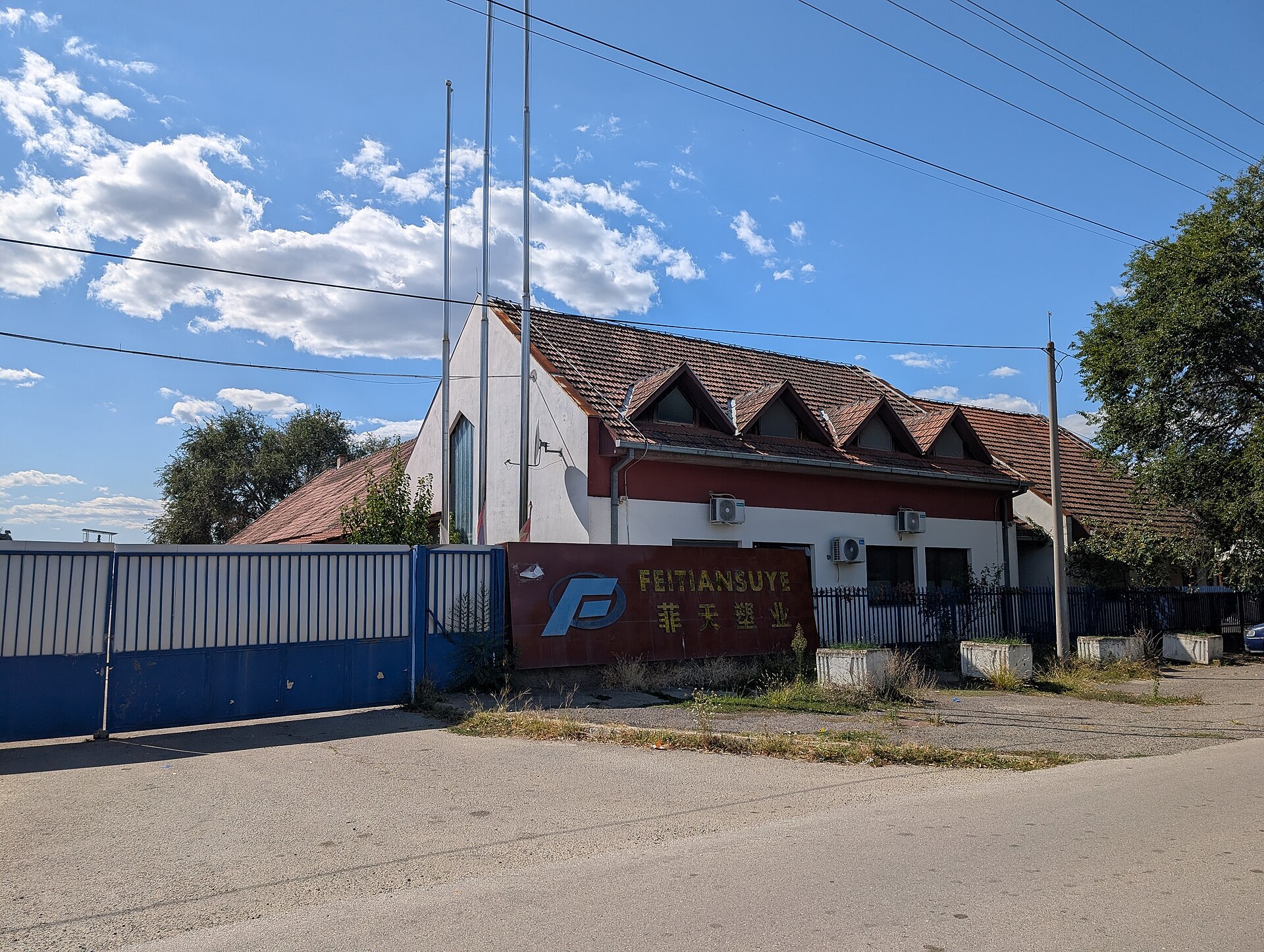 플라스틱 트렌드와 관련된 Former Chinese-owned plastic recycling plant FeitianSuye in the village of Perlez