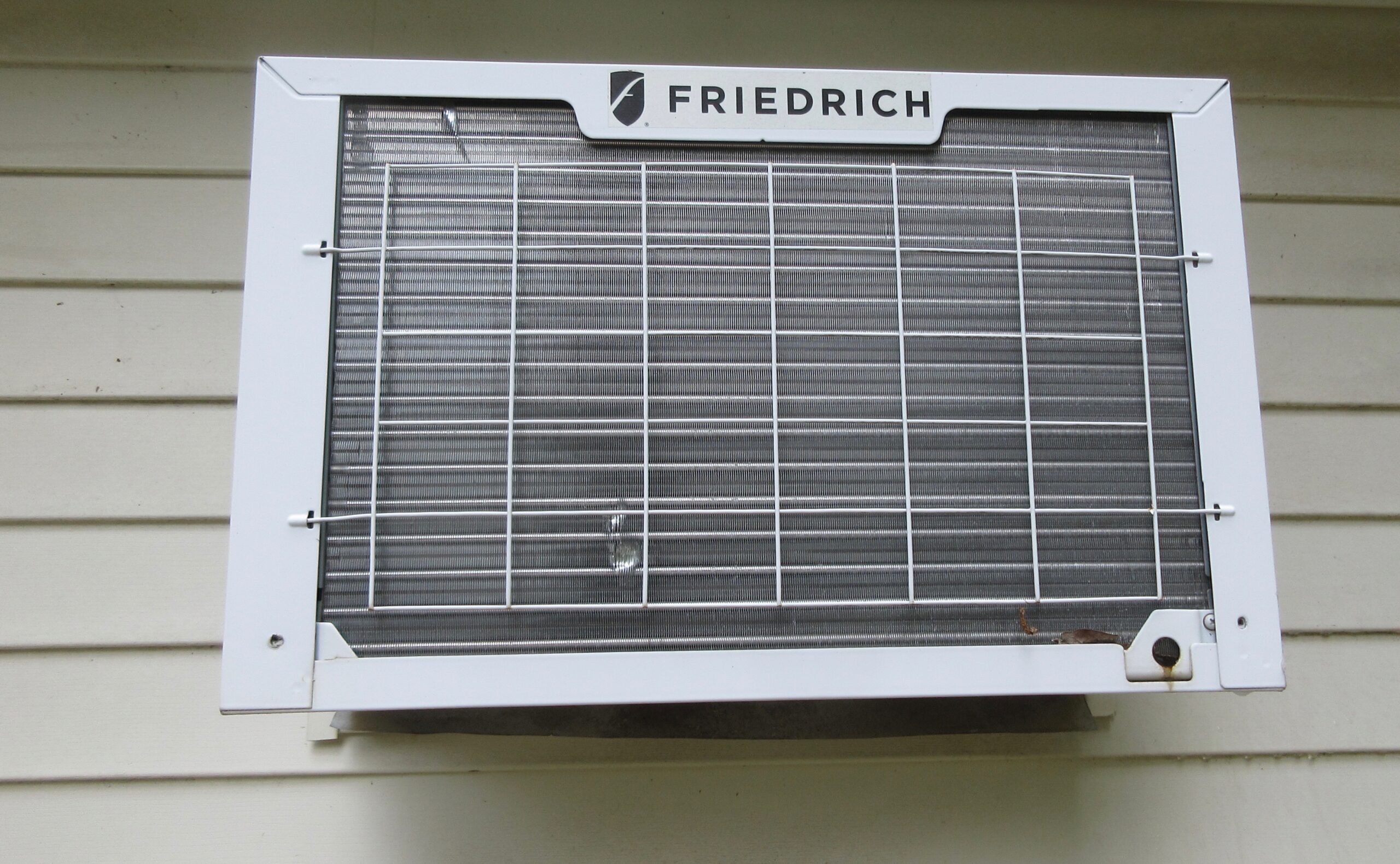 냉매 트렌드를 설명하는 Air conditioner units 2023 - Friedrich Exterior