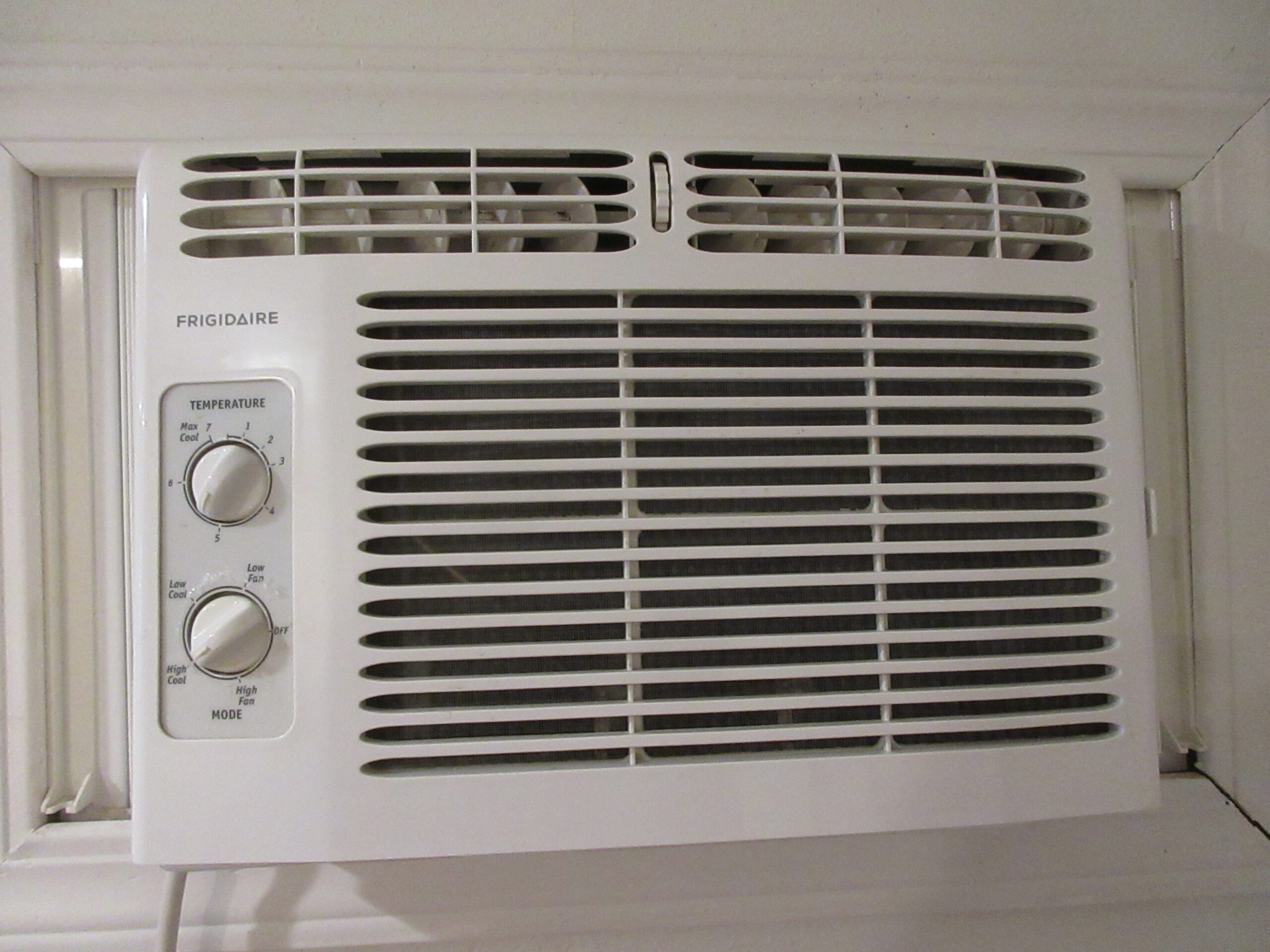 냉매 트렌드를 설명하는 Air conditioner units 2023 - Frigidaire interior