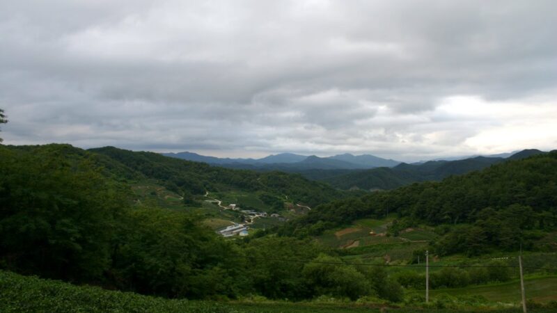 농촌 트렌드와 관련된 A rural view of Gwidan-ri, Andong City, Gyeongsangbuk-do, South Korea.