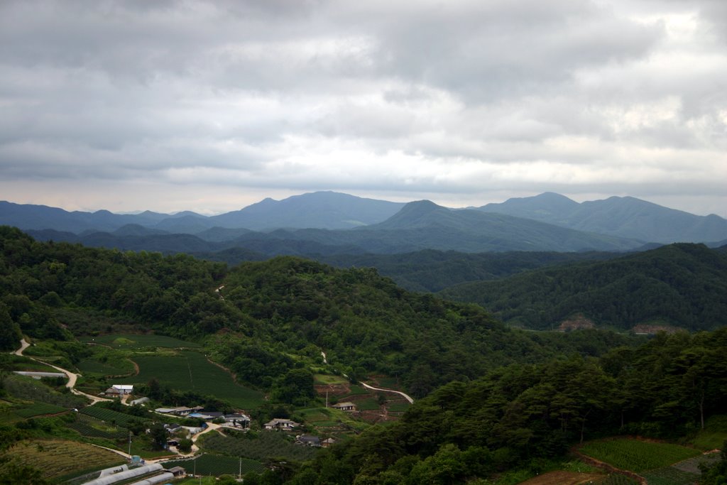 농촌 트렌드와 관련된 A rural view of Gwidan-ri, Andong City, Gyeongsangbuk-do, South Korea.
