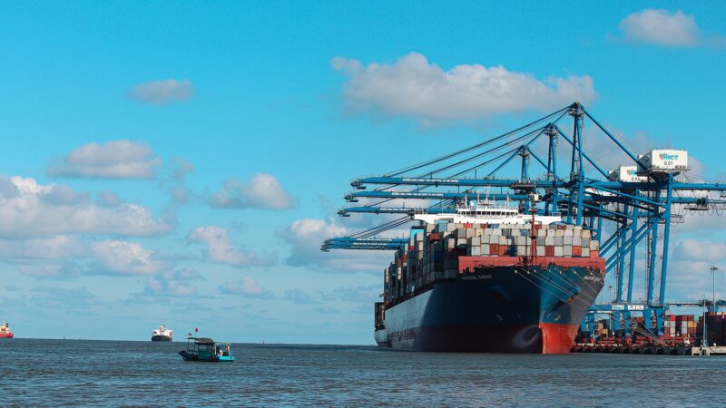 선박 트렌드와 관련된 Le Maersk Sarat, un navire porte-conteneur stationne au port international de Hai Phong, le plus grand terminal de conteneurs en eau profonde du Vietnam du nord. Celui-ci attend d'