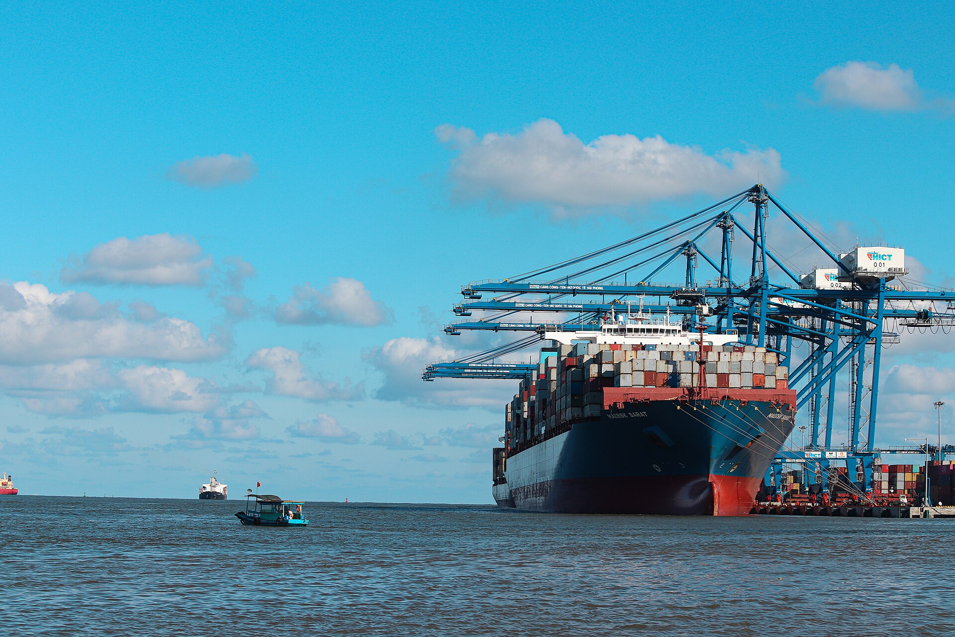 선박 트렌드와 관련된 Le Maersk Sarat, un navire porte-conteneur stationne au port international de Hai Phong, le plus grand terminal de conteneurs en eau profonde du Vietnam du nord. Celui-ci attend d'