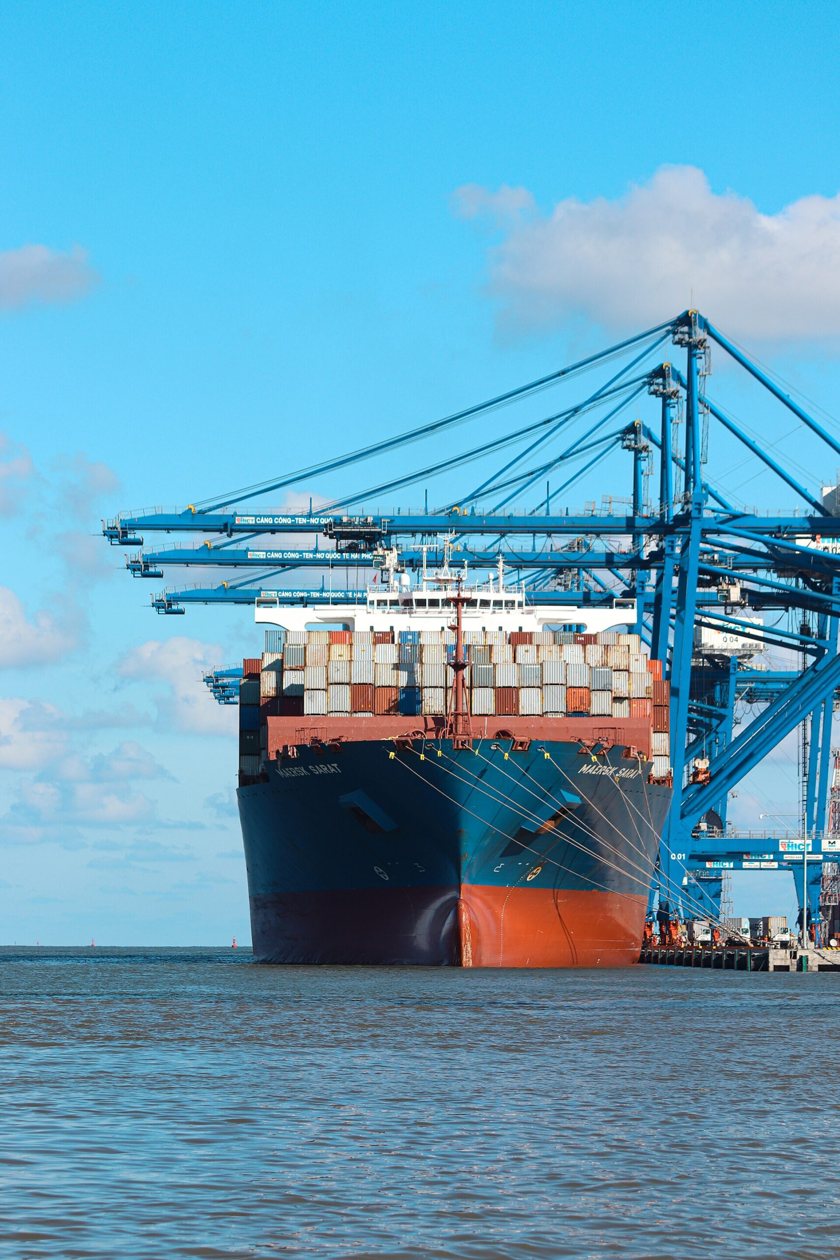 선박 트렌드와 관련된 Le Maersk Sarat, un navire porte-conteneur stationne au port international de Hai Phong, le plus grand terminal de conteneurs en eau profonde du Vietnam du nord. Celui-ci attend d'