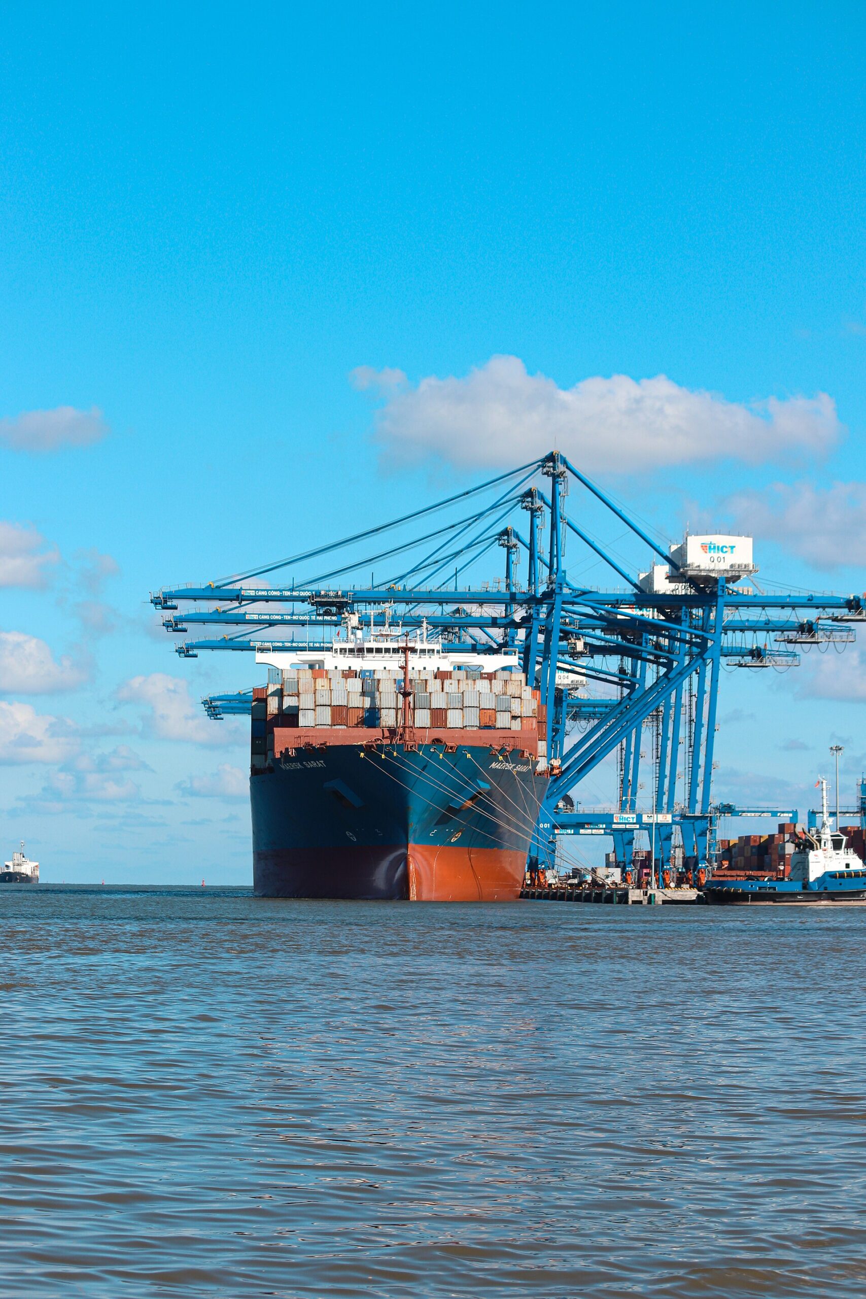 선박 트렌드와 관련된 Le Maersk Sarat, un navire porte-conteneur stationne au port international de Hai Phong, le plus grand terminal de conteneurs en eau profonde du Vietnam du nord. Celui-ci attend d'