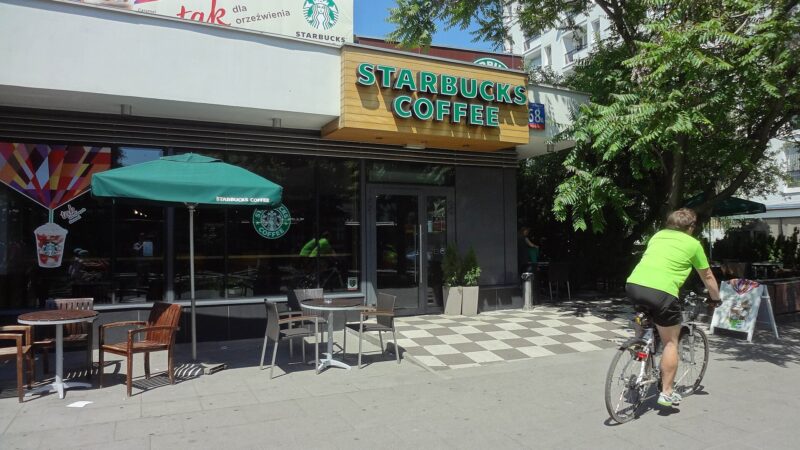 스타벅스 트렌드와 관련된 Kawiarnia Starbucks w Warszawie