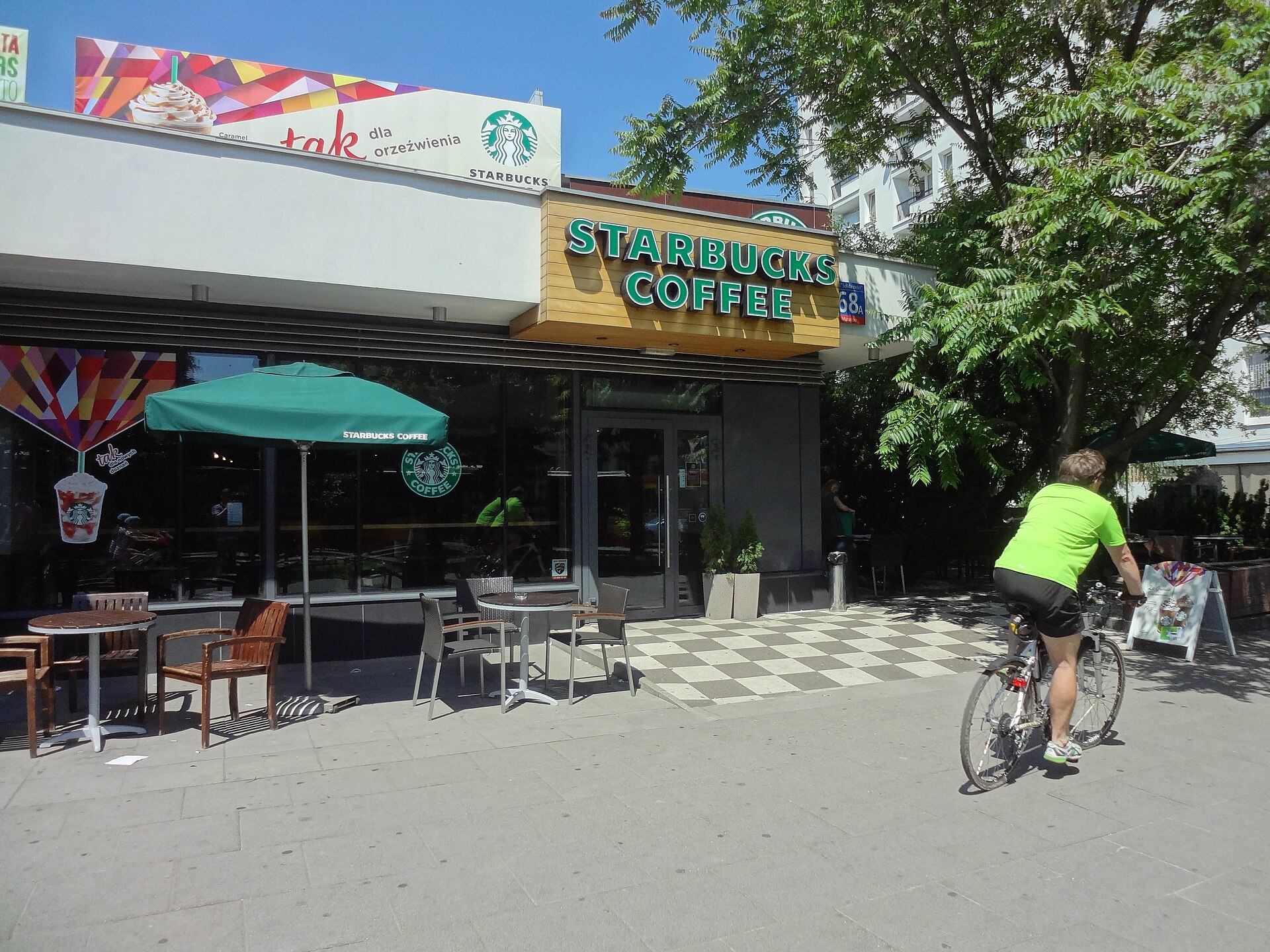 스타벅스 트렌드와 관련된 Kawiarnia Starbucks w Warszawie