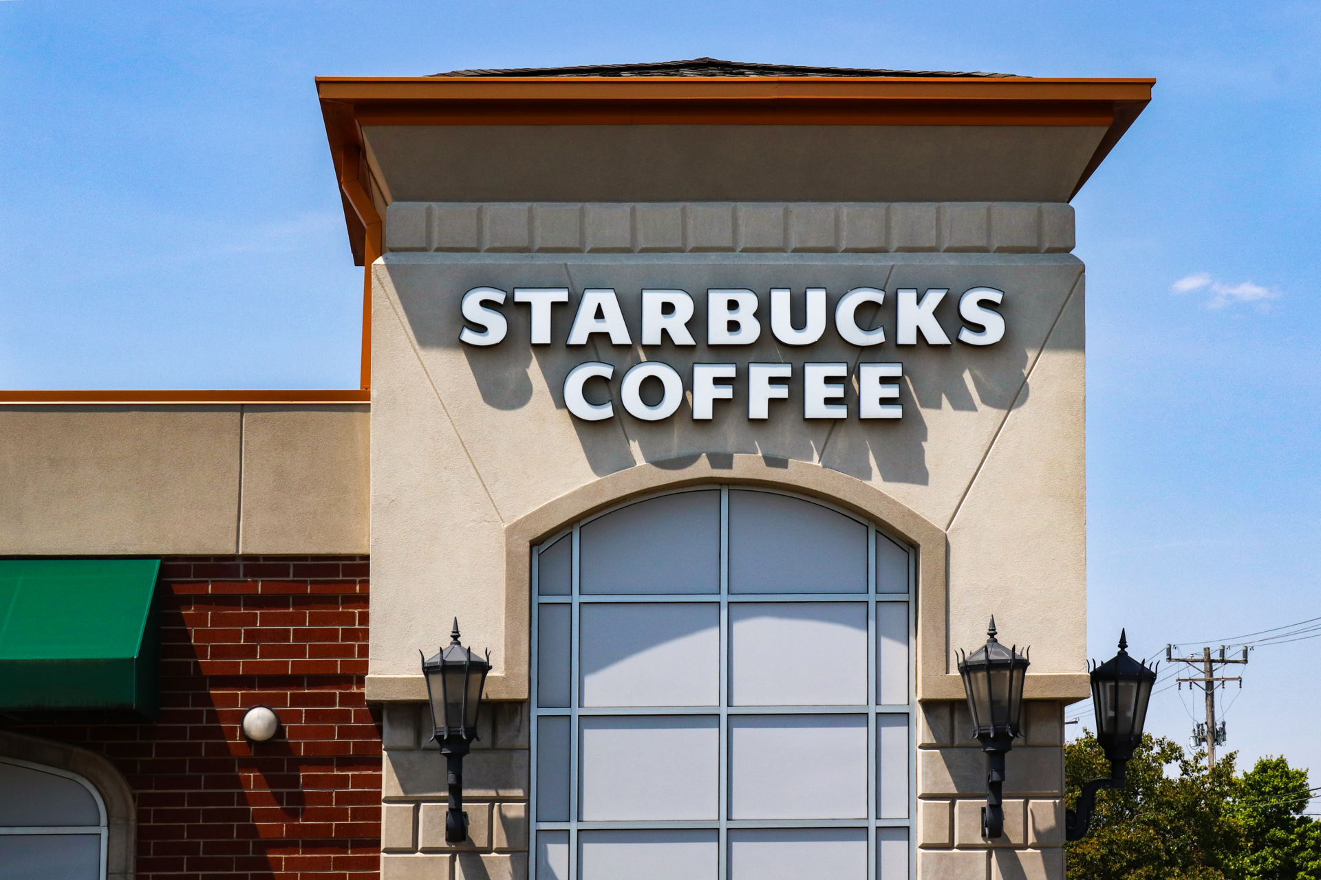 스타벅스 트렌드와 관련된 A Starbucks Coffee restaurant in Indiana