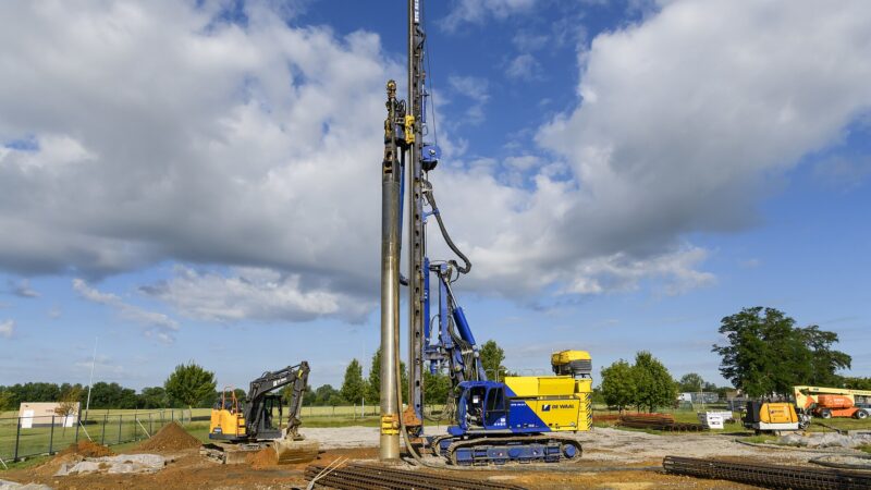 물 트렌드와 관련된 Contractors use a piling rig to assemble continuous flight auger piles in place for a future a water reservoir, on Chièvres Air Base, Belgium, June 28, 2022. (U.S. Army photo by Pi