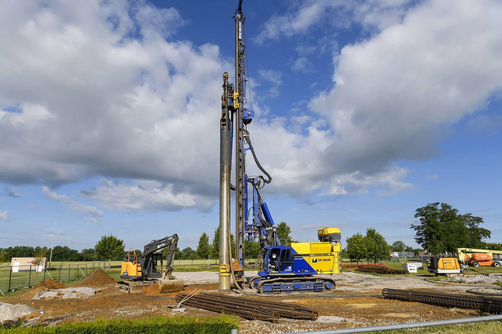 물 트렌드와 관련된 Contractors use a piling rig to assemble continuous flight auger piles in place for a future a water reservoir, on Chièvres Air Base, Belgium, June 28, 2022. (U.S. Army photo by Pi